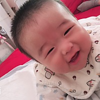 小言言今天5个月啦！都还不怎么会翻身，要加油哦！