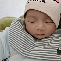今天女儿21天整三周了！我也终于洗澡了！洗头发是十几天就洗了，但今天是剖腹产后第一次洗澡！洗完真的...