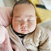 自己在家给儿子剃头 他不太开心 因为太短了 他再也没法揪着玩头发了😂