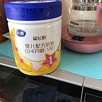 我家宝宝吃的这款飞鹤星飞帆系列的奶粉，两天大便一次，稍微有点稀，黄绿色，有奶瓣，是不是对奶粉能吸...