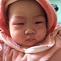 宝妈们，宝宝奶粉过敏，牛奶羊奶都试了好多牌子还是一样，这是第一次吃的60毫升两个小时不到就这样了，...