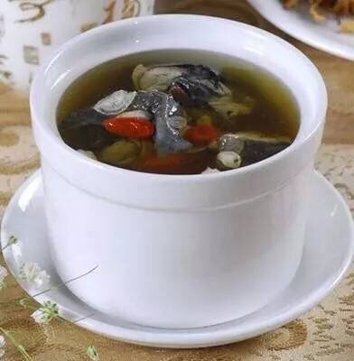 山药枸杞乌鸡汤
食材：山药１００ｇ，枸杞１０ｇ，新鲜乌鸡一只，葱姜适量
做法：
１）、乌鸡宰杀后去除内脏和鸡头，清洗干净，剁成大块，放入沸水中汆烫一会儿，捞起清洗干净
２）、山药洗净去皮，切成滚刀块
３）、葱切段，姜切片
４）、将乌鸡、葱段、姜片放入砂锅内，加入足量清水，大火煮开后加料酒，转小火炖45分钟
５）、加入山药和枸杞
６）、继续炖煮２０分钟，起锅前加入盐调味即可
功效：乌鸡是补虚劳、养身体的上好佳品，但多食能生痰助火，生热动风，故邪气内盛和严重皮肤疾病患者宜少食或忌食，患严重外感疾患时也不宜食用。