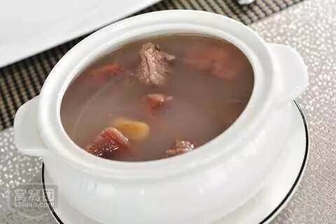 莲藕炖牛腩
食材：牛腩２００ｇ，莲藕１００ｇ，红小豆３０ｇ，葱姜适量
做法：
１）、提前泡发红小豆；
２）、牛腩洗净，切大块，放入热水中汆烫，捞出洗净；
３）、莲藕去皮，切滚刀块，葱切段，姜切片；
４）、把全部食材放入砂锅，加水大火煮沸，转小火慢炖２个小时；
５）、出锅前加盐调味即可。
功效：莲藕富含铁、钙等矿物质，有补益气血、增强免疫力的作用；牛肉味甘，性平，归脾、胃经；牛肉具有补脾胃、益气血、强筋骨、消水肿等功效，二者同时食用，更适合哺乳期的妈妈们。