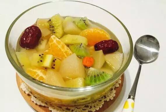 五色水果汤
食材：苹果１个、猕猴桃１个、橘子１个、大枣５个、火龙果半个、蜂蜜适量
做法：
１）、将各种水果去皮切小块放入汤锅，加适量水炖煮；
２）、煮至各种水果变软，盛出加入适量蜂蜜即可享用。
功效：有的水果比较凉，新妈妈都不敢吃，煮成水果汤，就解决了这一问题，而且五颜六色的水果，亲爱的们是不是心情也大好呢？