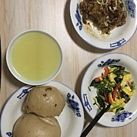 宝宝二十天啦 第二十天的月子餐奉上 小米粥 大枣馒头 菠菜炒鸡蛋 肉末土豆泥 小米粥 炸鸡排 香菇油菜炒...