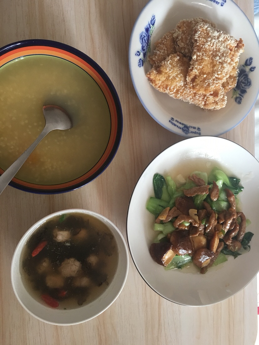 小米粥 炸鸡排 香菇油菜炒肉 紫菜肉丸汤