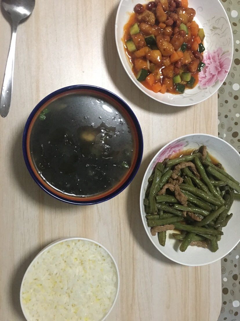 紫菜豆腐汤 炒豆角 宫保鸡丁 二米饭