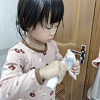 宝宝自己会刷牙了
