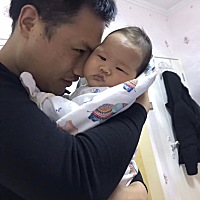 嘟嘟今天1个月28天，已经2次被我剪到指甲，这一次直接把大拇指剪破～心疼死了。 都是因为我没用婴儿指甲...