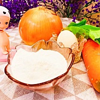 适合月龄：10M  食材：面粉100g 鸡蛋一个 温水适量 圆葱 胡萝卜 小白菜 盐 核桃油少许 小贴士：洋葱里面...