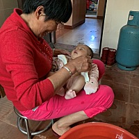宝宝出生没给他买过衣服，都是婆婆买的或者姑姐以前小孩的，就帮他洗过一次澡，都是婆婆跟姑姐洗的，也...