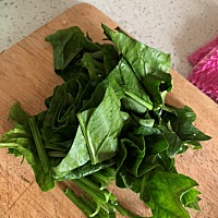 婆婆煮菜，叶子给她儿子和孙子吃，菜杆给我吃，还说特意留的。牛逼 宝宝吃的青菜 我吃的青菜 冰箱里跟宝...