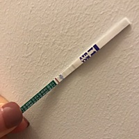 感觉有根淡淡的线，没用这个试纸测过，不知道是不是本来试纸就有