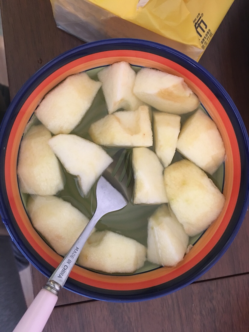 辅食：苹果（热水投一投哦）
