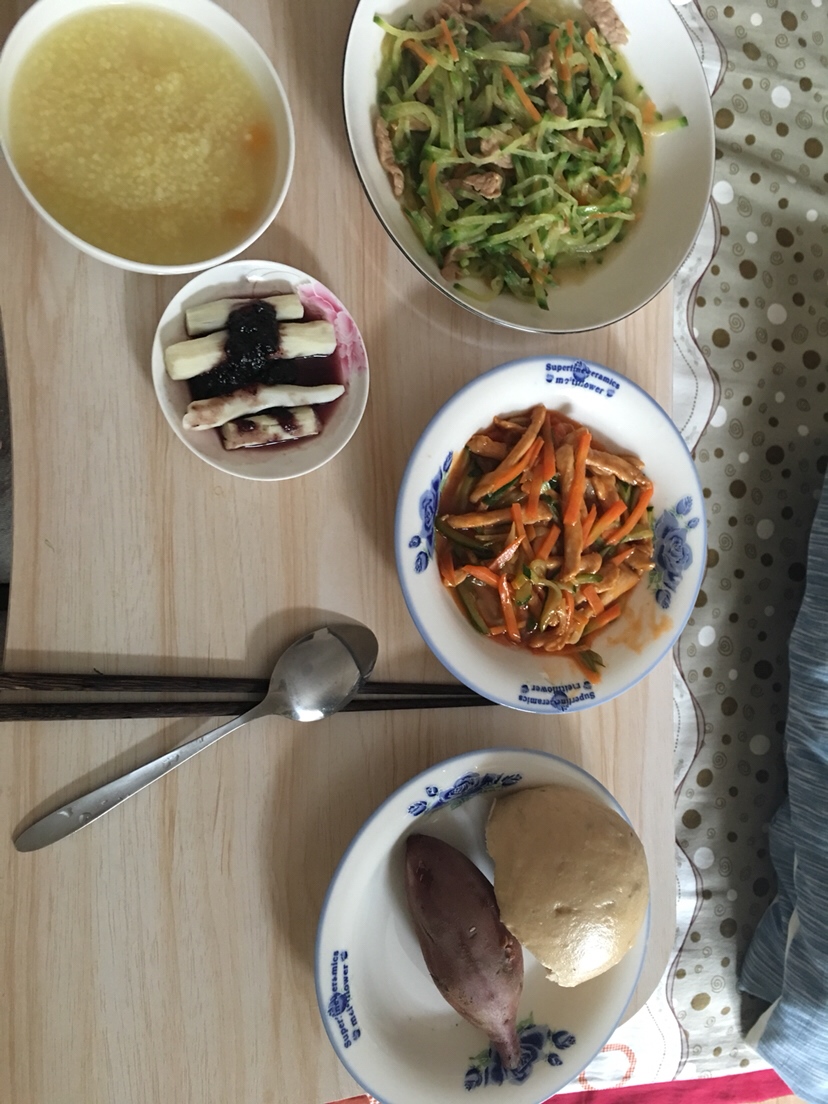萝卜炒肉 小米南瓜粥 蒸蓝莓山药 鱼香肉丝（肉条）半个大枣馒头 地瓜