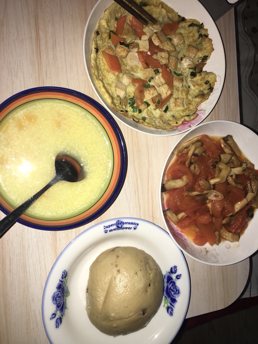 摊鸡蛋豆腐 西红柿炒蘑菇 小米南瓜粥 大枣馒头