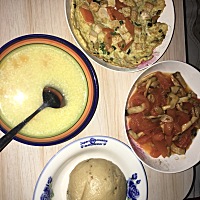 今天有点飘…吃了火锅… 摊鸡蛋豆腐 西红柿炒蘑菇 小米南瓜粥 大枣馒头 辅食：苹果（热水投一投哦） 萝...