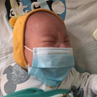第一张：为什么要给我戴口罩，我不想戴口罩 第二张：救命啊 第三张：哦原来要出门啊，我这样看镜头酷不...