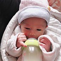 小家伙还要自己拿奶瓶喝母乳🥰