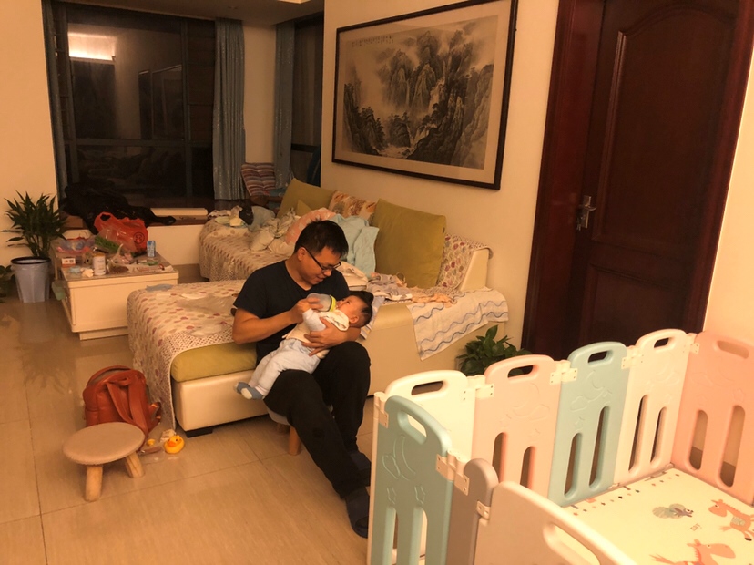 回自己家了，爸爸开心极了