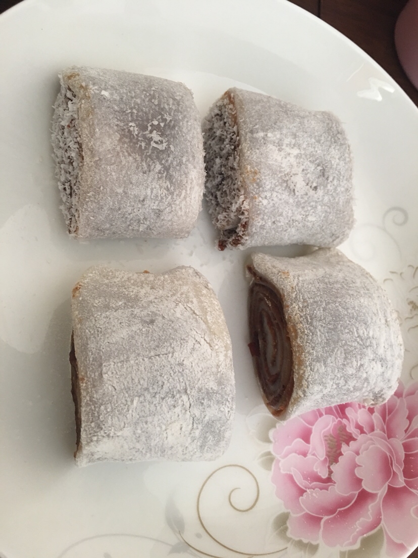 辅食：枣泥椰蓉卷（月嫂大大做的，没有买到枣泥，自己家做的枣泥没放糖，卖相超级好，好吃）