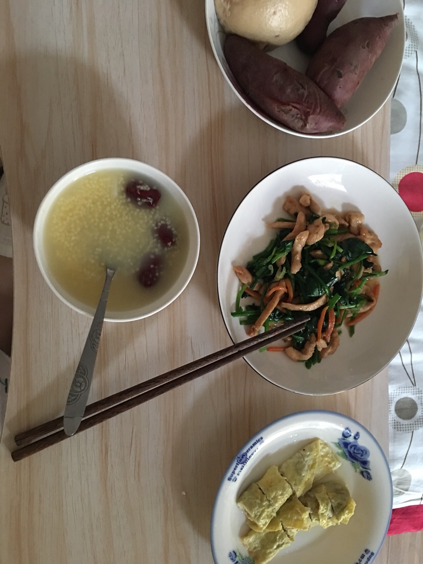 大枣馒头 地瓜 波菜炒肉 小米山药大枣粥 鸡蛋肉卷