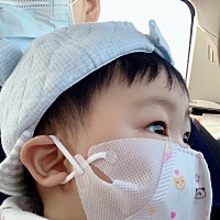 关了一个多月的娃，戴上小口罩，回外婆家放放风，兴奋到不行…