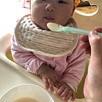 今日辅食嘉宝米粉配上刚到的餐椅