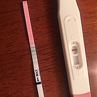 月经推迟14天了，今天中午排卵试纸弱阳，早早孕白板，大家帮我看看怎么回事