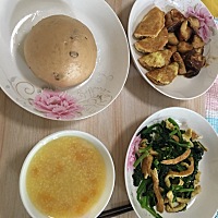 今天上午睡了一觉，下午睡了一觉，所以辅食水果没有吃，凑合看吧，相中哪个菜可以留言哦，饺子之前吃的...