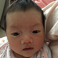 我家宝宝昨天和今天老是吃完马上又吐，吐了又要吃，而且还连带拉屎放屁的，晚上睡觉12点睡可以睡倒早上6...