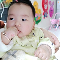 爸爸妈妈都是双眼皮，宝宝刚出生时也有很明显的痕迹，怎么长着长着双眼皮不见了，问各位宝妈，你们宝宝...