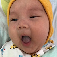还不到三个月就已经十二斤了，尿不湿s码没用完就开始勒大腿了