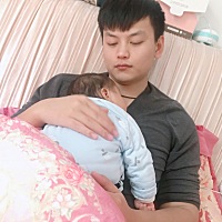 感觉他喜欢趴在爸爸身上睡觉 可能是因为爸爸身上肉厚软一些 😹