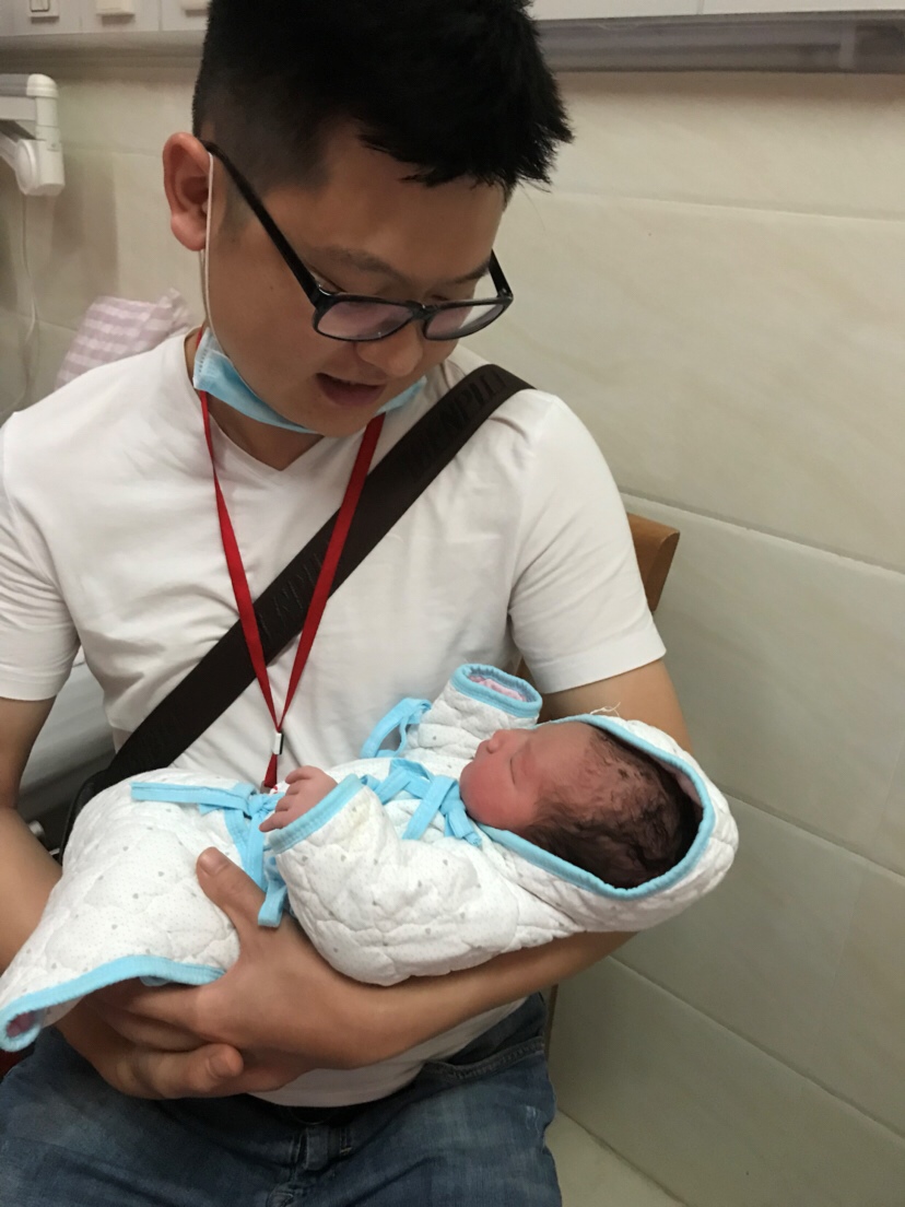 爸爸第一次抱起宝宝