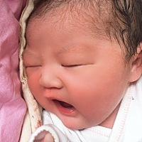 图12是刚出生 图34是第二天 图5是第5天 2月14号11.58分  8斤2两女孩 我是宝宝没有发动，我也没有肚疼提...