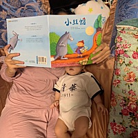 今天妈妈给我讲的小红帽的故事。 妈妈问我“怕不怕大灰狼” “我才不怕呢，我和小红帽一样勇敢”