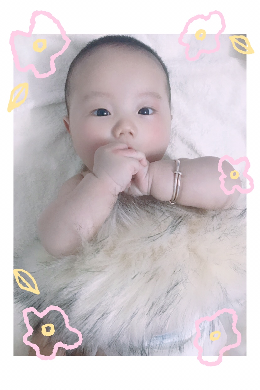 小镯子之前还老掉，现在已经有点勒小手腕了😇