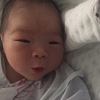 刚生出来的时候眼非常的肿 正好7斤 到今天已经一个月23天大啦 有12斤多啦！眼睛终于消肿睫毛也无比长了 ...