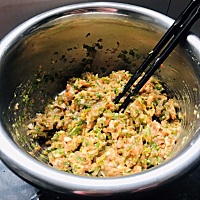 哈，胖丫每天的必备口粮～ 猪肉芹菜香菇馅的饺子，加了鱼肉松、猪肝粉、虾皮粉、芝麻油、核桃油，葱姜去...