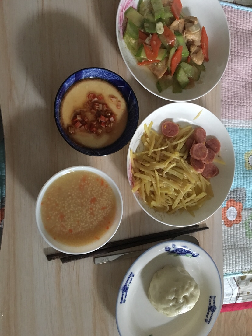 黄瓜炒肉片 蟹棒鸡蛋羹 土豆丝炒红肠 小米南瓜粥 白面豆包