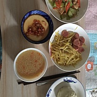 辅食吃了草莓，还吃了一个面包和一杯椰树牌的椰汁，距月嫂离开还有8天， 黄瓜炒肉片 蟹棒鸡蛋羹 土豆丝...