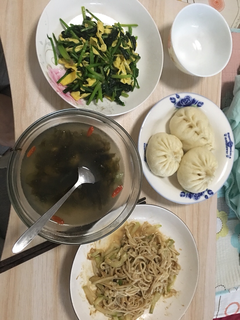 菠菜炒鸡蛋 白菜肉包 紫菜肉丸汤 麻酱金针菇（热）