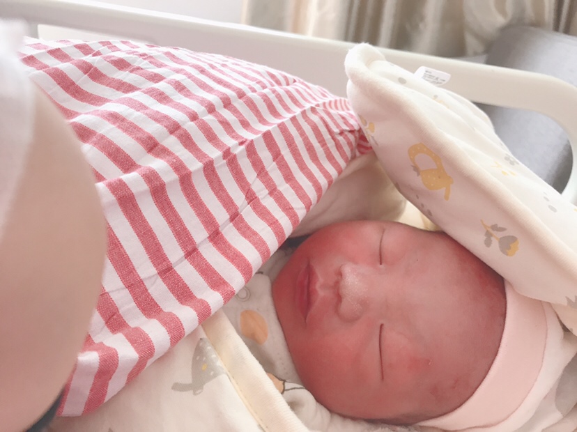 宝宝刚出生六天 老公和婆婆给宝宝洗完澡 她就抱到自己床上睡 wh什么鬼 我是一百个不愿意 平时对待我还没她自己侄女好。孕期从来都没说买点什么给我补补 我胃口不好 有时候没吃饭她也不会管 都是我自己亲妈 买了炖给我喝。自己侄女来玩 供着跟菩萨一样