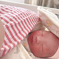 有没有不喜欢婆婆带孩子的 宝宝刚出生六天 老公和婆婆给宝宝洗完澡 她就抱到自己床上睡 wh什么鬼 我是一...