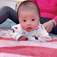每次婆婆给宝宝按摩，他都努力的抬头，今天我终于拍下来啦！ 超级卡哇伊😂