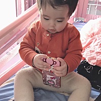 晚上奶睡，每天不好好吃奶，脾气很大，还不会站立行走，天天抓人打人，哎，我是生了一个小恶魔吗