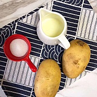 月龄：7m➕ 食材：土豆200g 配方奶：20g 白砂糖适量（一岁以下不加）坚果拌饭料