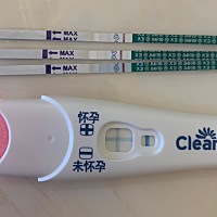 我正常是4号来月经，1号下午和晚上测都是阳性，一深一浅，2号又用晨尿测了，加号明显，但是我搜百度说有...