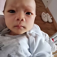 小宝17天了  跟我姓  因为这事他父亲极度不爽  和我吵架  被我赶走了